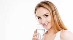 Hydratujte. Za dostatok tekutín sa vám poďakuje aj váš zrak