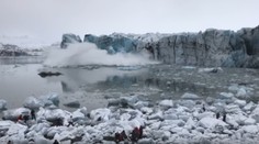 VIDEO: Kúsok od nešťastia. Turisti si fotili ľadovec, následne utekali pred masívnou vlnou