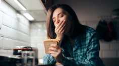 Trápi vás pred spánkom hlad? Odhalíme vám, čo za to môže a či je to zdravé