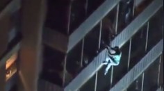 VIDEO: Pokrývač striech sa zahral na Spidermana. Preliezol 15 poschodí, aby zachránil mamu