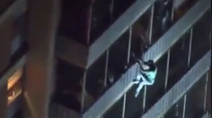 VIDEO: Pokrývač striech sa zahral na Spidermana. Preliezol 15 poschodí, aby zachránil mamu