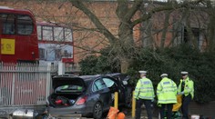 Londýn: Po náraze auta do chodcov zostáva v kritickom stave 25-ročný muž