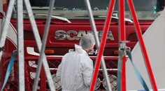 V súvislosti s prípadom mŕtvych migrantov v kamióne zadržali ďalšie dve osoby