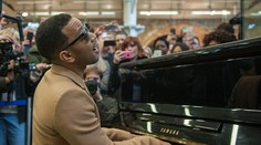 Len si tak čakáte na vlak a zrazu vám na klavíri zahrá John Legend