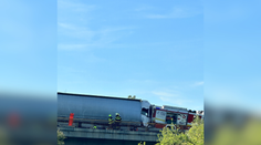 Kamión na D1 vrazil do zasahujúcich hasičov aj policajtov. Tragédia si vyžiadala dvoch mŕtvych