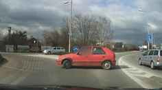 Dôchodca v protismere zaskočil premávku: Správne odbočil až na tretíkrát