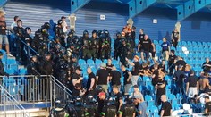 VIDEO: Ťažkoodenci na futbale v Nitre spacifikovali fanúšikov, začali hádzať svetlice