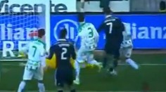 Hviezdny Ronaldo udrel protihráča. Video