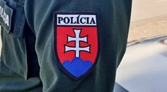 Zlodeja prehľadávanie šuplíkov a skríň tak zmohlo, že zaspal v teplej perine. Zobudila ho až policajná hliadka z Humenného