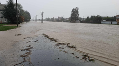 VIDEO: V Česku na mnohých miestach platí extrémne povodňové ohrozenie. V Opave sa rieka rozliala do sídliska