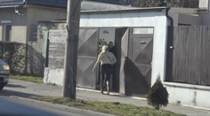 Príde, zatancuje a vstúpi dnu. V dome podozrivom z predaja drog vykonali raziu