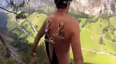 Šialenec si zapichol padák priamo do kože a skočil z útesu!