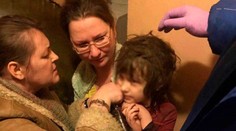 Matka opustila päťročné dievčatko. Našli ho v katastrofálnych podmienkach v byte so švábmi