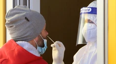 Pribudlo najviac pozitívnych od začiatku mája, potvrdili aj jednu obeť koronavírusu