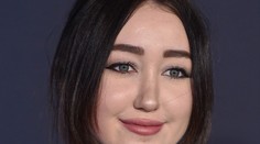 Sestra Miley Cyrus v odvážnych šatách. Má 17, ale nie telo dievčatka