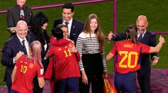 Najvyšší muž španielskeho futbalu si pri odovzdávaní medailí na MS žien vyslúžil veľkú kritiku za svoje gesto
