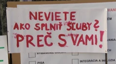 VIDEO: Pred úradom vlády protestovali učitelia s "dlhými nosmi"