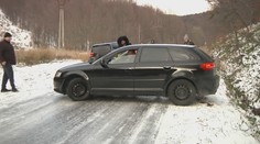 Zima zaskočila turistov na východe Slovenska. S autami sa ocitli na klzisku