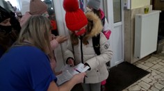 Školáci sa po tlaku rodičov pomaly vracajú do lavíc. Priniesť si museli čestné vyhlásenie