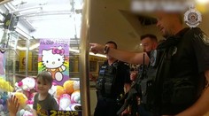 Nezvyčajná záchrana. Chlapec uviazol v automate na hračky, vyslobodili ho policajti