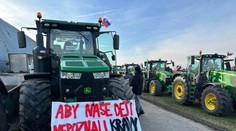 Traktory, ale aj vlečka s hnojom. Mestá a obce zablokovali tisícky nespokojných farmárov