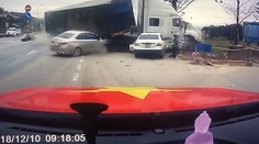 Žena s dieťaťom v náručí tesne unikla smrti. Vyrútil sa na ňu kamión