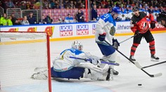 VIDEO: Päť inkasovaní mu motiváciu nevzalo. Kazašský gólman predviedol nevídaný zákrok