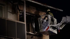 Bytovku v Krasňanoch zachvátil požiar. Plamene živené silným vetrom úplne pohltili dva byty