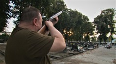 Poľovačka na cintoríne. V Topoľčanoch dostali na pietnom mieste povolenie loviť vtáky