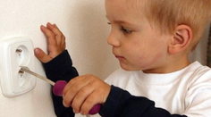 Dieťa zomrelo po zásahu elektrickým prúdom. Rady, ako predísť nešťastiu