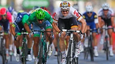 Víťazom poslednej etapy TdF v Paríži sa tesne pred Saganom stal André Greipel