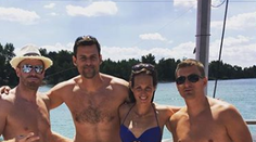 Markizácka rosnička v obklopení športových redaktorov v plavkách. To sú telá!