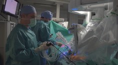 Unikátna operácia v Martine. Dievčaťu odstránil celé hrubé črevo robot