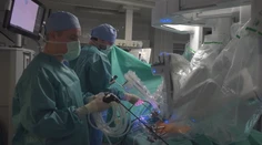 Unikátna operácia v Martine. Dievčaťu odstránil celé hrubé črevo robot