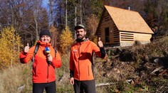 Patrik Pajta pozval Jána Tribulu na Muránsku planinu, kde práve dokončili novú útulňu