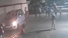 Nepozorná žena zrazila malého chlapca. Ten vstal akoby sa mu nič nestalo
