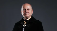 Ján Čarnogurský vstúpil do Rádu sv. Juraja. Odfotil sa v rytierskom plášti