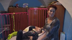 Matku so synom delilo 30 minút od smrti. Prežili, no chlapček má poškodené zdravie