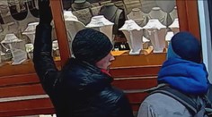 VIDEO: Zo zlatníctva v Nitre ukradli šperky pomocou netradičnej pomôcky