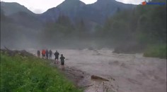 Prvá snímka zdemolovaného prístrešku. Turistky sa pod ním chceli ukryť pred búrkou, zaplatili životom