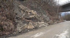 Roky sťažností nepomohli, tony skál sa zrútili na cestu. Obce na Orave majú veľké problémy