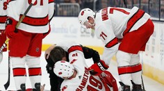 VIDEO len pre silné povahy: Hviezda tímu Carolina Hurricanes si pri zrážke zlomila nohu
