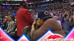 Krásny pár! Ashton pobozkal Milu Kunis pred stovkami divákov