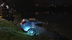 Češka poslala luxusný mercedes do rybníka