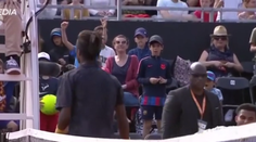 Švédskemu tenistovi praskli nervy. Rozhodca sa uchýlil k nevídanému kroku