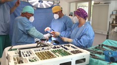 Ďalší úspech našich lekárov. S pomocou dvoch tyčí a 24 skrutiek narovnali 16-ročnému dievčaťu chrbticu