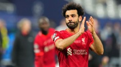 Salah jubilejným gólom pomohol k víťazstvu. Arsenal prišiel o post lídra