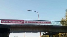 Objavili sa nápisy "Homoši preč z Bratislavy" s podpisom Jána Mrvu: Už padlo trestné oznámenie