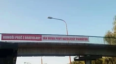Objavili sa nápisy "Homoši preč z Bratislavy" s podpisom Jána Mrvu: Už padlo trestné oznámenie