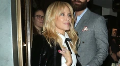 Hádam nikdy nebola krajšia. Kylie Minogue po boku snúbenca kvitne